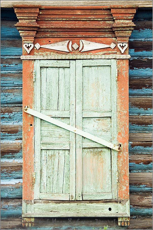 Ставни жалюзийные деревянные. Красные ставни. Не закрыты ставнями. Ставни на окна деревянные. Жалюзийные ставни.