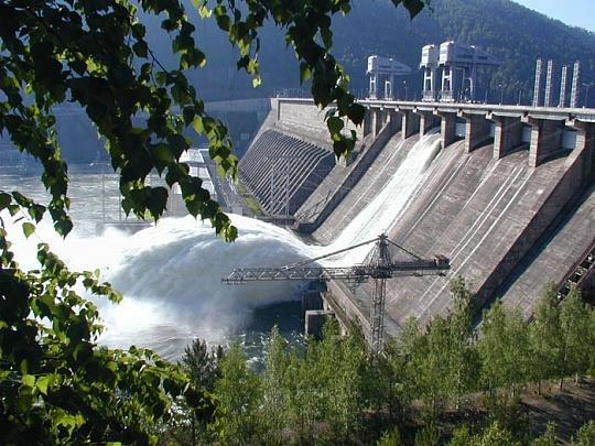 какой берег енисея выше правый или левый